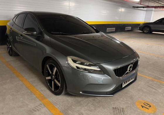 VOLVO V40 2.0 T4 MOMENTUM GASOLINA 4P AUTOMÁTICO